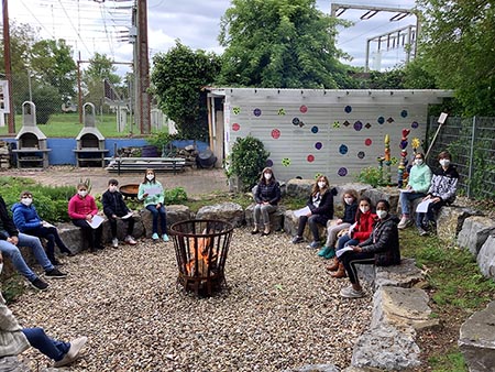 Die Klassen 5 - 9  haben vor den Pfingstferien ihre Sorgen und Nöte, die Corona betreffen, notiert oder aufgemalt. Im Schulgarten wurde ein Feuer angefacht. Die Schüler*innen konnten, wenn sie das wollten, die anderen an ihren Ängsten teilhaben lassen.