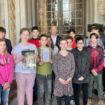 Schlossbesuch - Klasse9, Gruppenfoto im Schloss mit Leitung und OB Petzold Schick