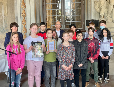 Schlossbesuch - Klasse9, Gruppenfoto im Schloss mit Leitung und OB Petzold Schick