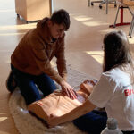Erste-Hilfe-Kurs - Schüler üben eine Herzdruckmassage an einer Puppe