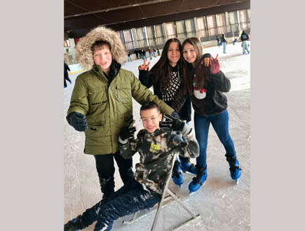 Schüler beim Eislaufen
