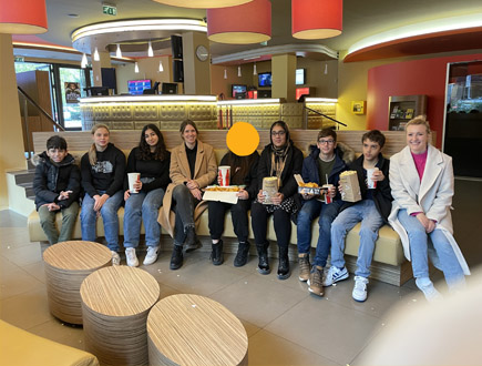 kinobesuch-Gruppenbild Klasse 9 im cineplex