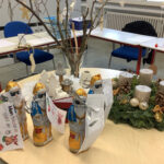 Schoko Nikolaus und Adventskranz dekoriert auf einem Tisch im Klassenzimmer