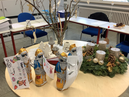 Schoko Nikolaus und Adventskranz dekoriert auf einem Tisch im Klassenzimmer