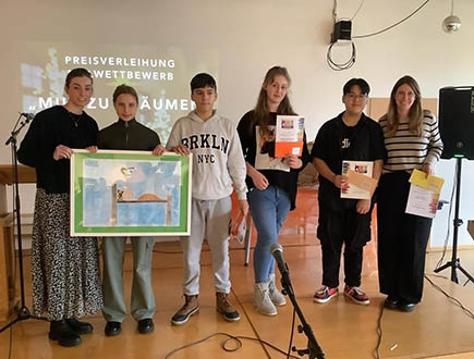 Gruppenfoto Schüler und Lehrerin Malwettbewerb mit Bildern und Zertifikat