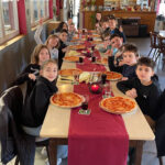 Ausflug Pizzeria 24_Schüler mit Pizzen im Restaurant