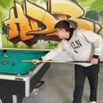 Schüler beim Billiard spielen im HDB Bruchsal