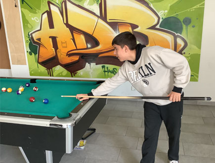 Schüler beim Billiard spielen im HDB Bruchsal