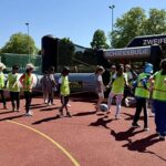 Schüler beim Sporttag auf dem Sportplatz
