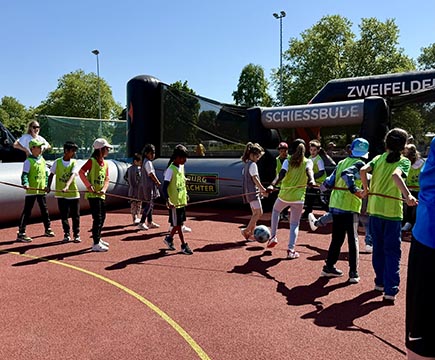 Schüler beim Sporttag auf dem Sportplatz