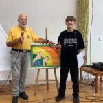 Malwettbewerb Schüler mit Kunstwerk - Herr Book vom Lions Club verkündete die Gewinnerinnen und Gewinner - Bild mit Schüler