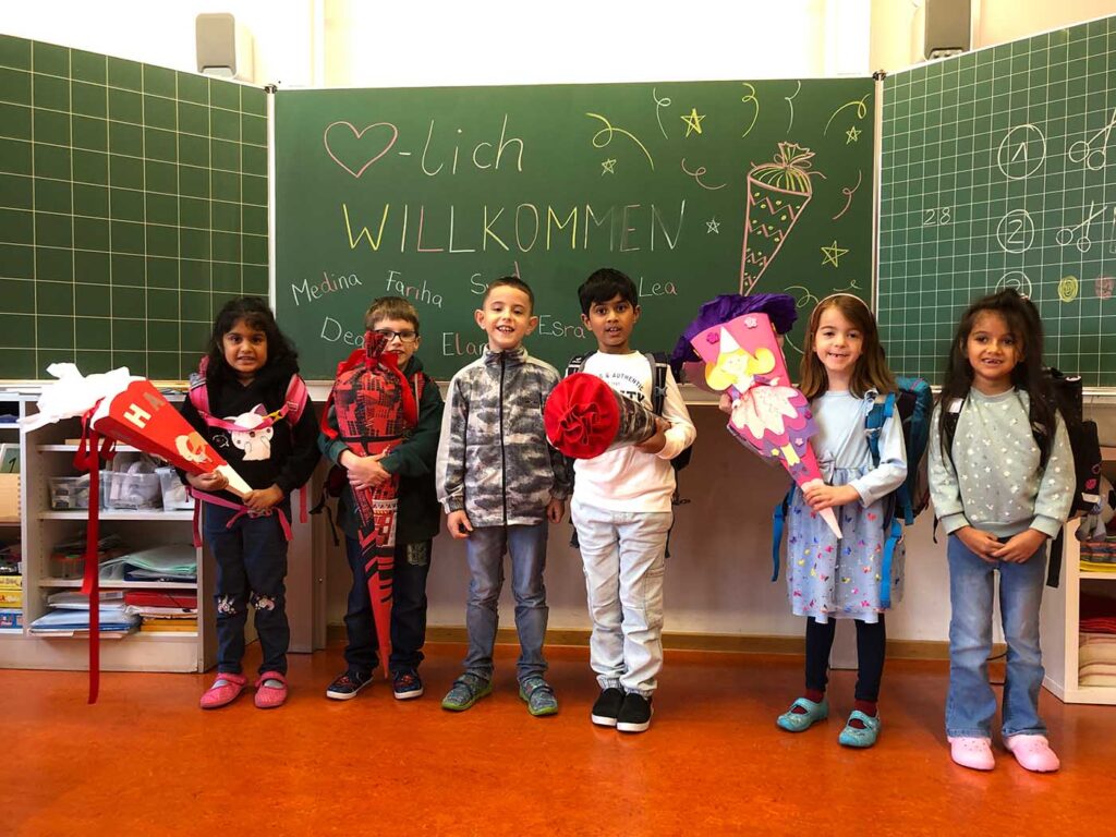 Einschulung 2025 - Gruppenfoto im Klassenzimmer vor der Tafel
